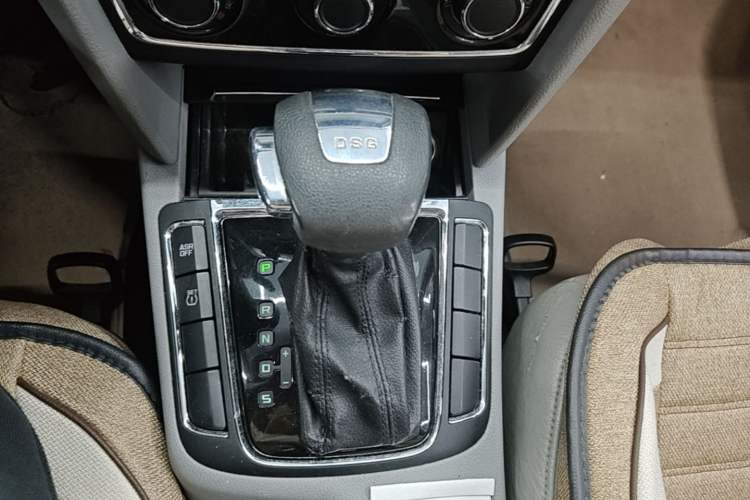 Used Skoda Superb 2010 1.4 TSI DSG Elegant Edition Gear Lever