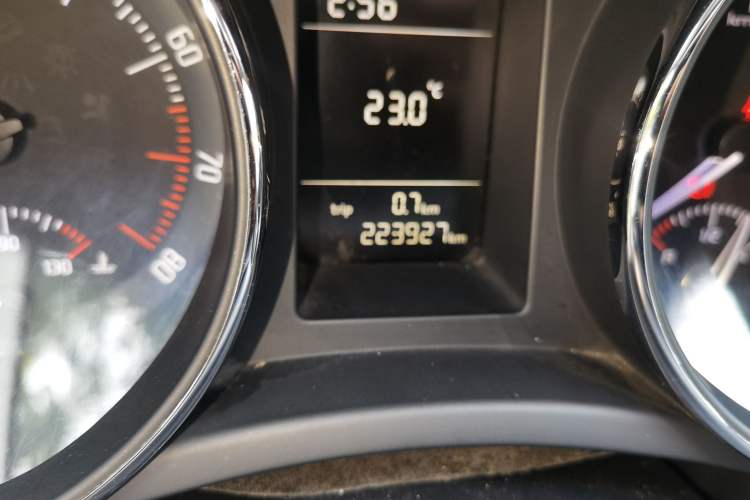 Used Skoda Superb 2010 1.4 TSI Manual Luxury Edition Odometer Close Up