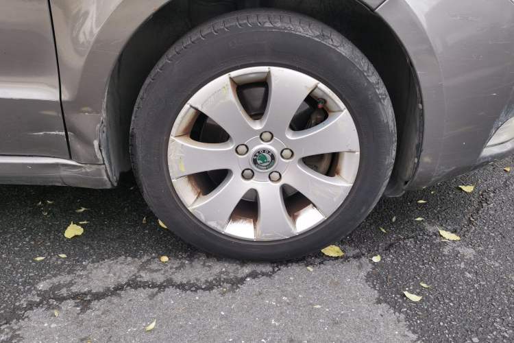 Used Skoda Superb 2010 1.4 TSI Manual Luxury Edition Right Front Wheel Hub