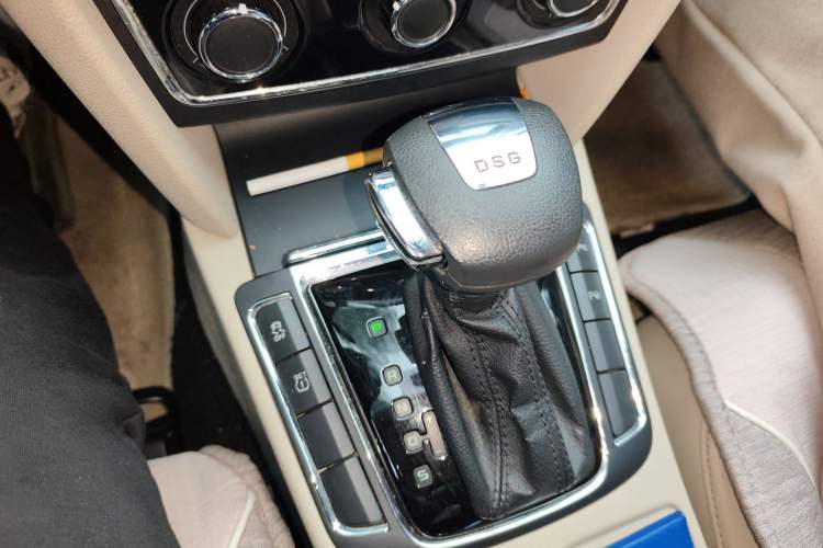 Used Skoda Superb 2010 1.4 TSI DSG Elegant Edition Gear Lever