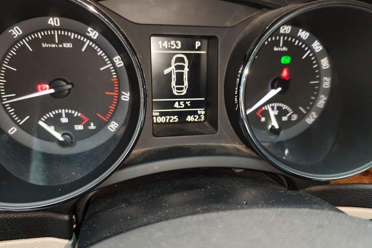 Used Skoda Superb 2010 1.4 TSI DSG Elegant Edition Odometer Close Up