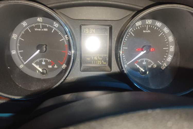 Used Skoda Superb 2010 1.4 TSI DSG Elegant Edition Odometer Close Up