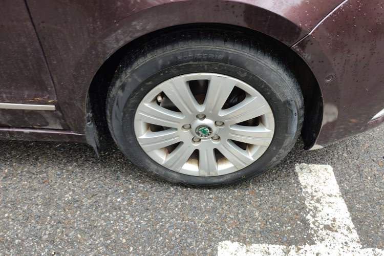 Used Skoda Superb 2010 1.4 TSI DSG Elegant Edition Right Front Wheel Hub