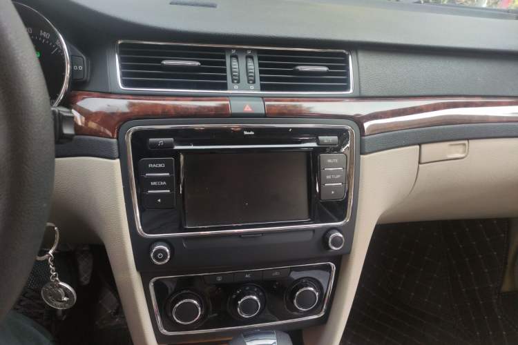 Used Skoda Superb 2010 1.4 TSI DSG Elegant Edition Audio And AC Panel