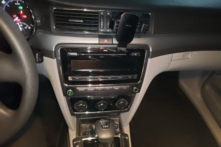 Used Skoda Superb 2010 1.4 TSI DSG Zhiya Edition Audio And AC Panel
