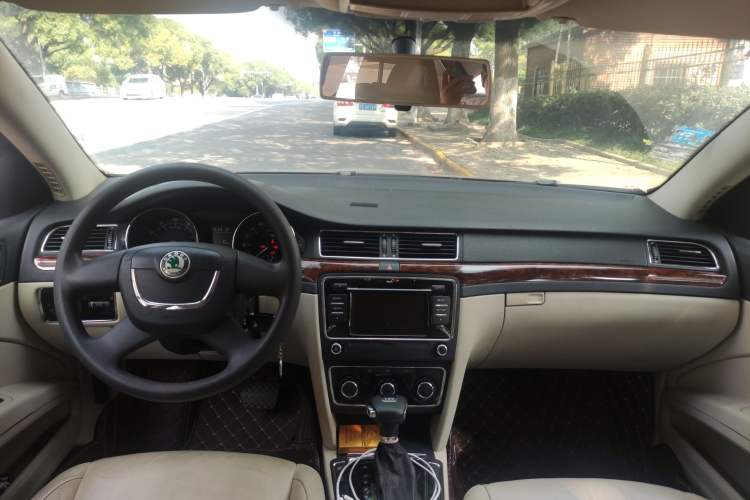 Used Skoda Superb 2010 1.4 TSI DSG Elegant Edition Center Console