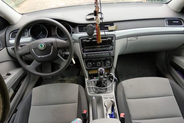 Used Skoda Superb 2010 1.4 TSI Manual Luxury Edition Center Console