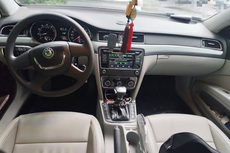 Used Skoda Superb 2010 1.4 TSI DSG Elegant Edition Center Console