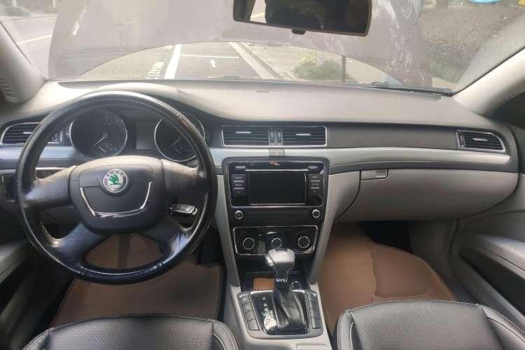Used Skoda Superb 2010 1.4 TSI DSG Elegant Edition Center Console