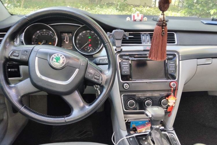 Used Skoda Superb 2010 1.4 TSI DSG Elegant Edition Center Console