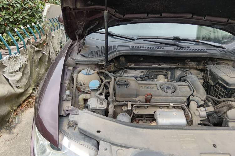 Used Skoda Superb 2010 1.4 TSI Manual Luxury Edition Engine Bay Right