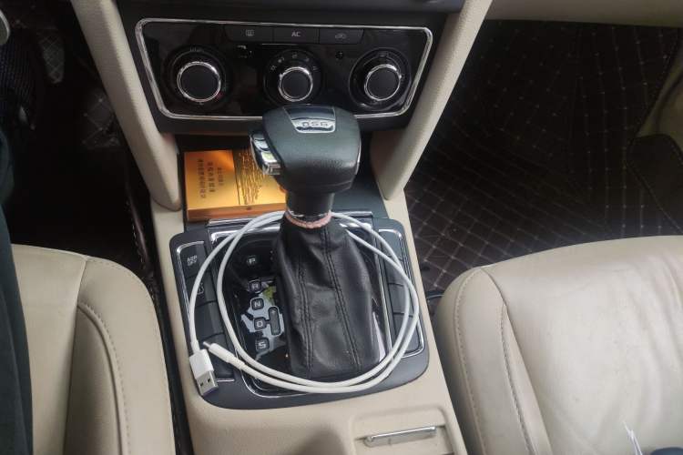 Used Skoda Superb 2010 1.4 TSI DSG Elegant Edition Gear Lever