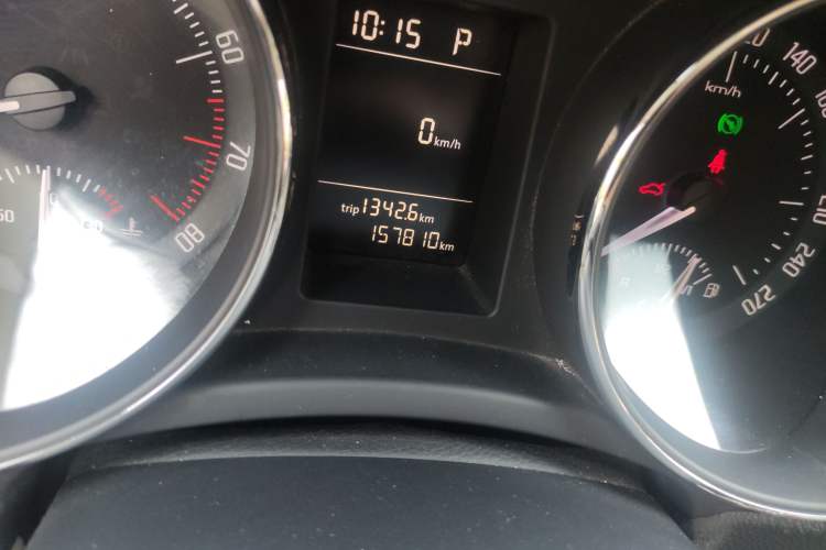 Used Skoda Superb 2010 1.4 TSI DSG Elegant Edition Odometer Close Up