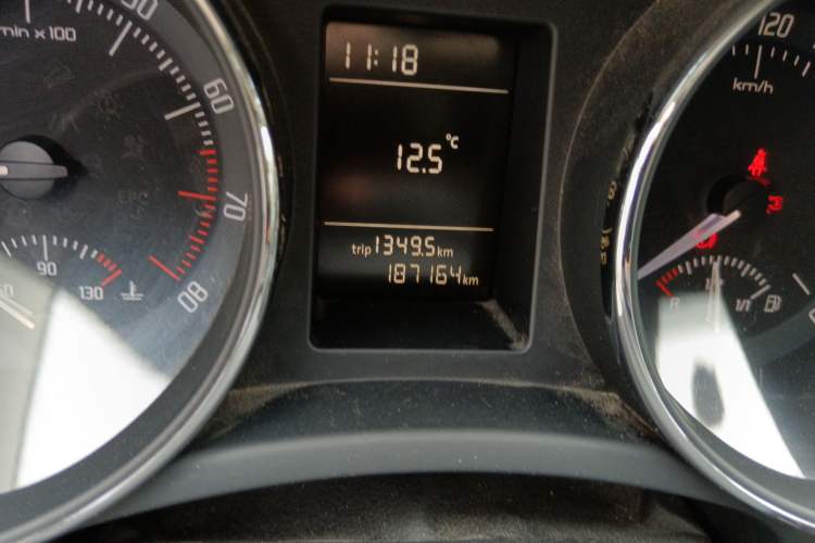 Used Skoda Superb 2010 1.4 TSI Manual Luxury Edition Odometer Close Up
