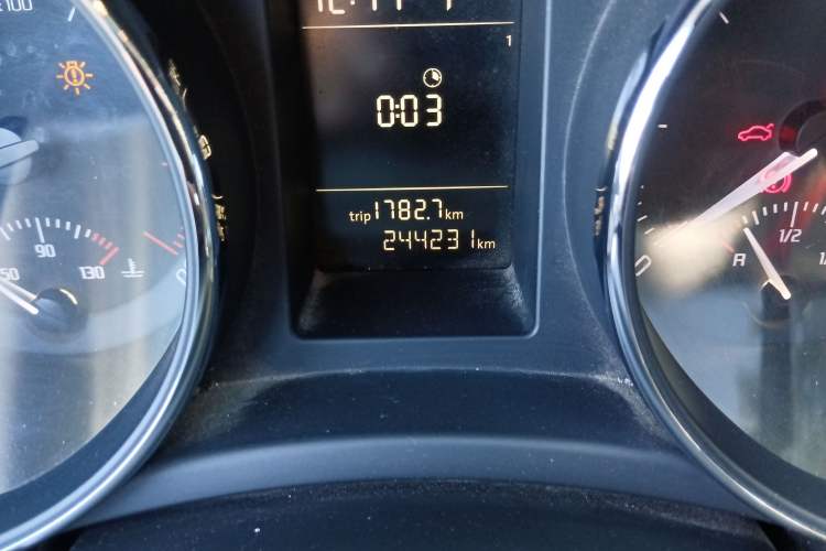 Used Skoda Superb 2010 1.4 TSI DSG Elegant Edition Odometer Close Up