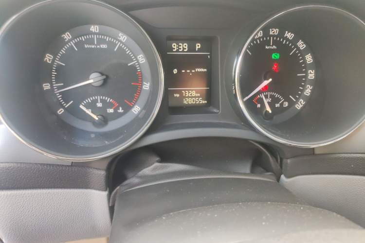 Used Skoda Superb 2010 1.4 TSI DSG Elegant Edition Odometer Close Up
