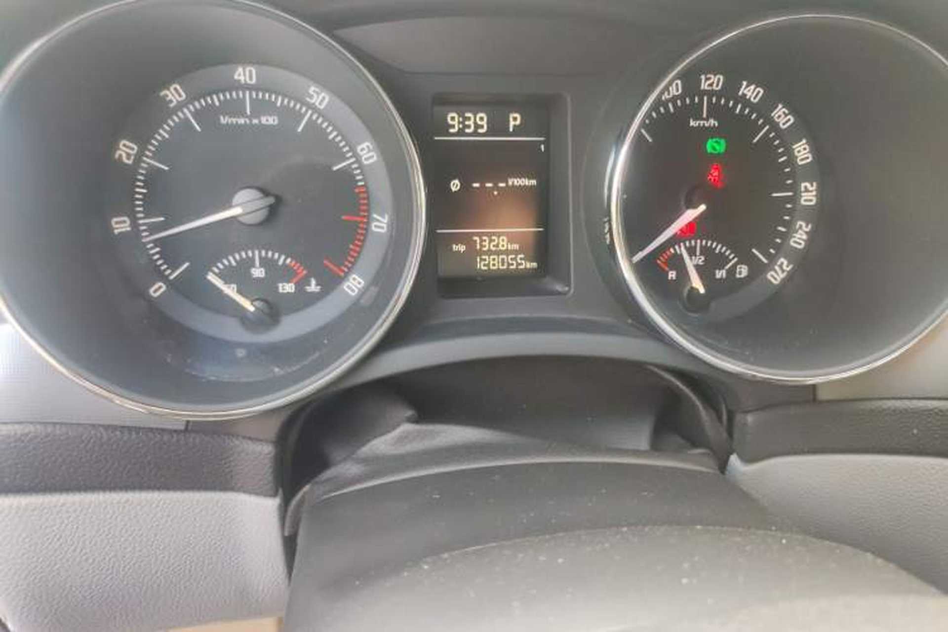 Used Skoda Superb 2010 1.4 TSI DSG Elegant Edition Odometer Close Up