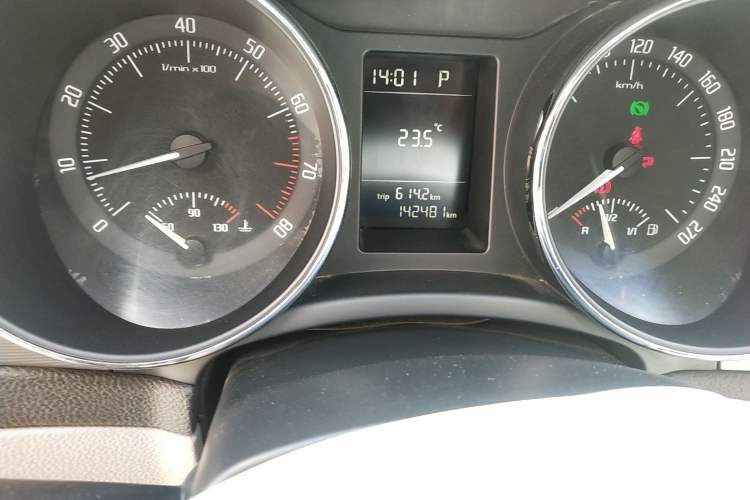 Used Skoda Superb 2010 1.4 TSI DSG Elegant Edition Odometer Close Up
