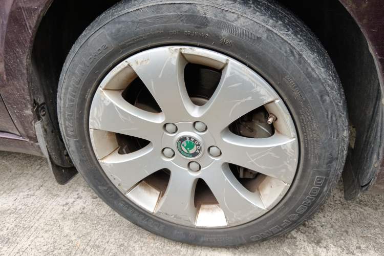 Used Skoda Superb 2010 1.4 TSI Manual Luxury Edition Right Front Wheel Hub