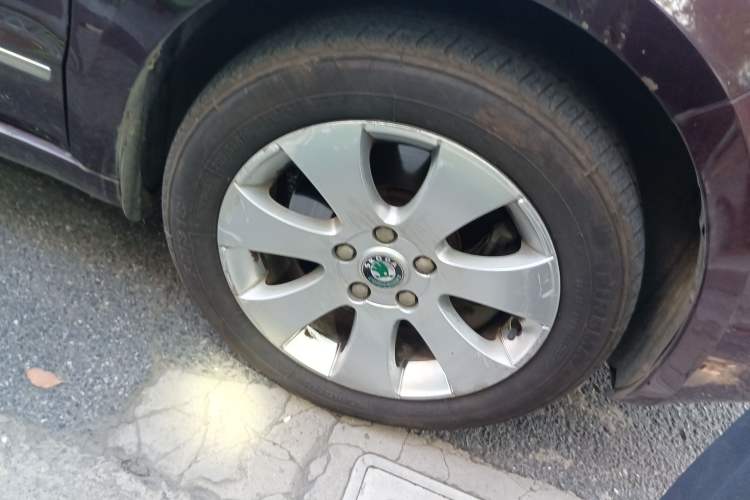 Used Skoda Superb 2010 1.4 TSI DSG Elegant Edition Right Front Wheel Hub