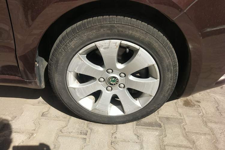 Used Skoda Superb 2010 1.4 TSI DSG Elegant Edition Right Front Wheel Hub