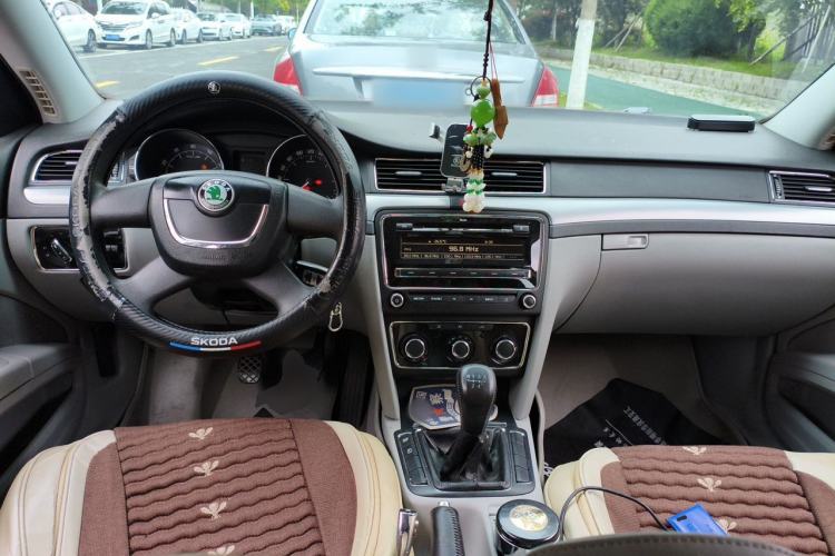 Used Skoda Superb 2010 1.4 TSI Manual Luxury Edition Center Console