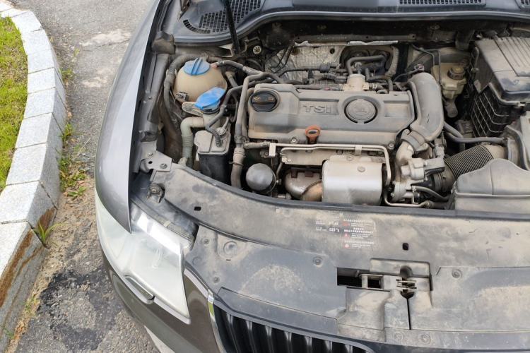 Used Skoda Superb 2010 1.4 TSI Manual Luxury Edition Engine Bay Right