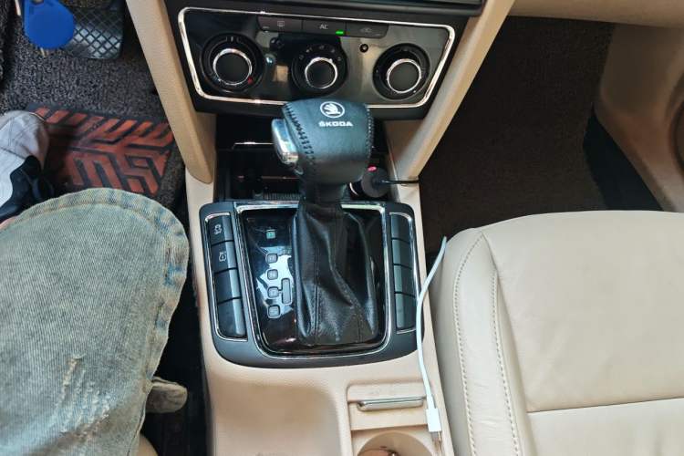 Used Skoda Superb 2010 1.4 TSI DSG Elegant Edition Gear Lever