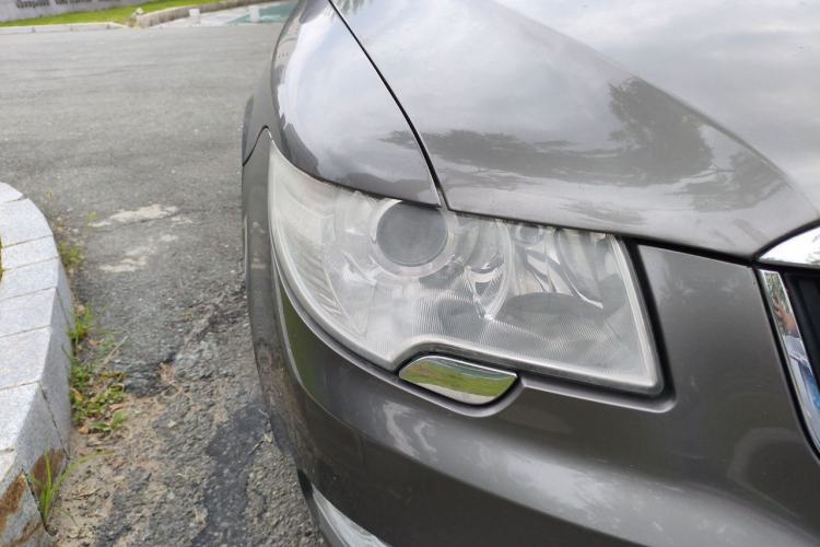 Used Skoda Superb 2010 1.4 TSI Manual Luxury Edition Right Front Headlight