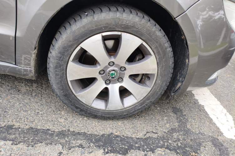 Used Skoda Superb 2010 1.4 TSI Manual Luxury Edition Right Front Wheel Hub