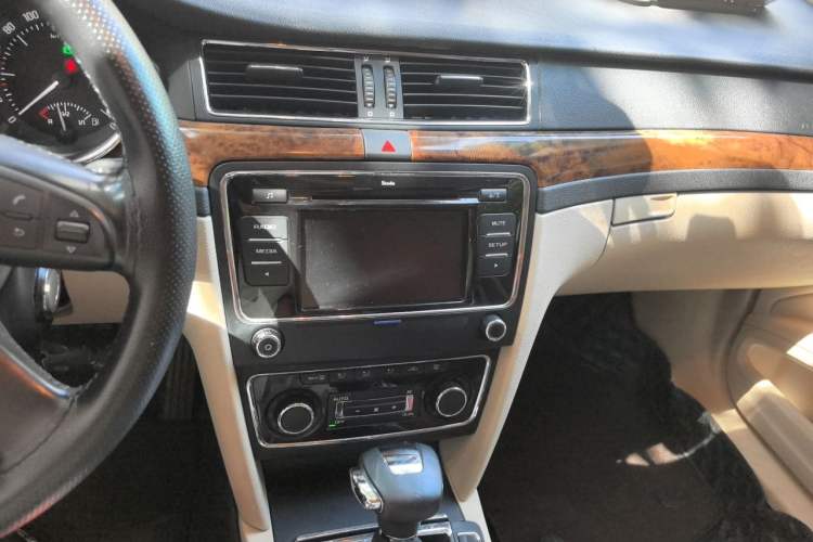Used Skoda Superb 2012 1.8TSI Automatic Prestige Edition Audio And AC Panel