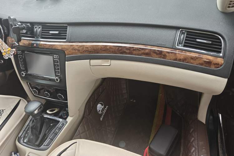 Used Skoda Superb 2012 1.8TSI Automatic Elegant Edition Audio And AC Panel
