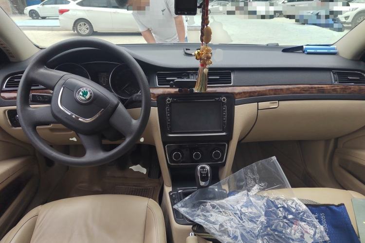 Used Skoda Superb 2012 1.8TSI Manual Elegant Edition Center Console