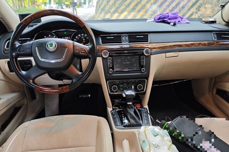 Used Skoda Superb 2012 2.0 TSI Automatic Luxury Edition Center Console