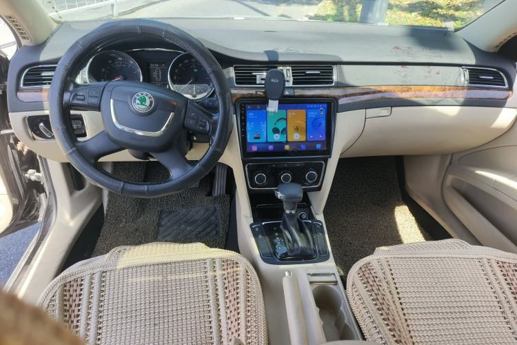 Used Skoda Superb 2012 1.8TSI Automatic Elegant Edition Center Console