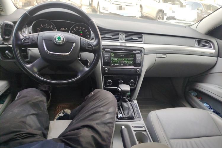 Used Skoda Superb 2012 1.8TSI Automatic Elegant Edition Center Console