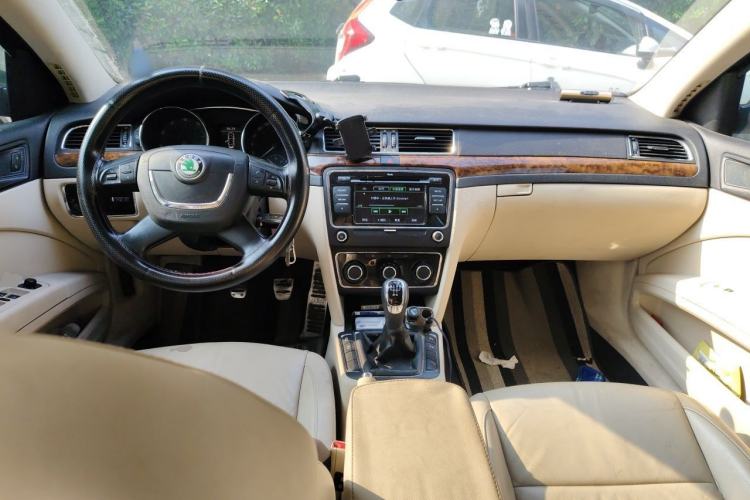 Used Skoda Superb 2012 1.8TSI Manual Elegant Edition Center Console