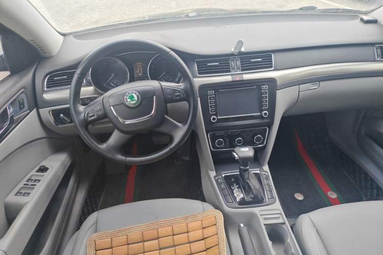 Used Skoda Superb 2012 1.4TSI DSG Elegant Edition Center Console