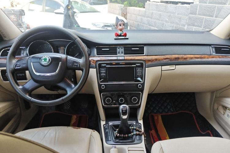 Used Skoda Superb 2012 1.8TSI Manual Elegant Edition Center Console