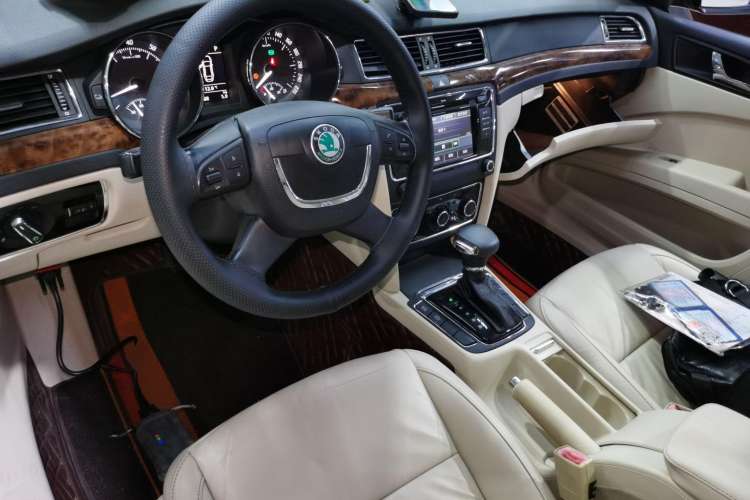 Used Skoda Superb 2012 1.8TSI Automatic Elegant Edition Center Console