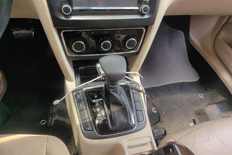 Used Skoda Superb 2012 1.8TSI Automatic Elegant Edition Gear Lever