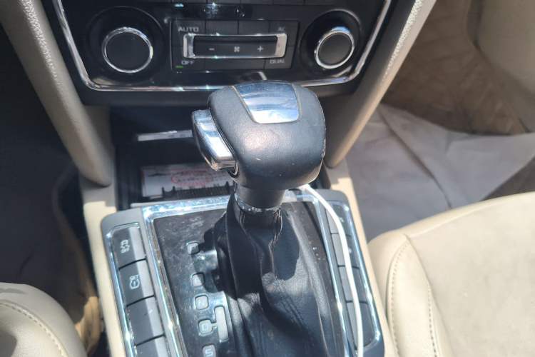 Used Skoda Superb 2012 2.0 TSI Automatic Luxury Edition Gear Lever