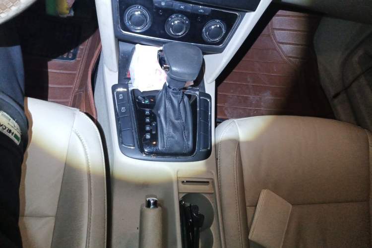 Used Skoda Superb 2012 1.8TSI Automatic Elegant Edition Gear Lever