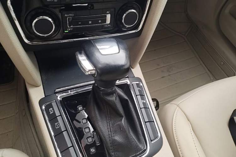 Used Skoda Superb 2012 1.8TSI Automatic Prestige Edition Gear Lever