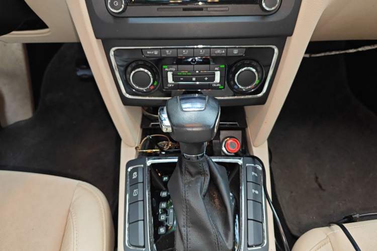 Used Skoda Superb 2012 2.0 TSI Automatic Luxury Edition Gear Lever