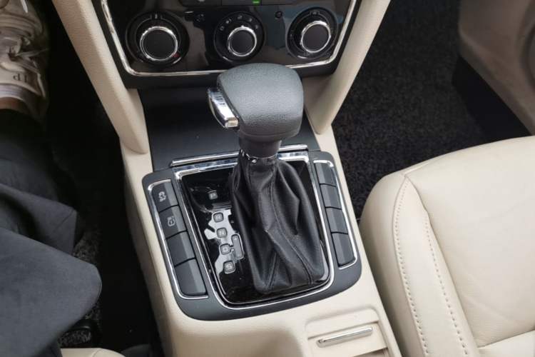 Used Skoda Superb 2012 1.8TSI Automatic Elegant Edition Gear Lever