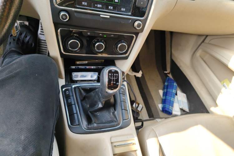 Used Skoda Superb 2012 1.8TSI Manual Elegant Edition Gear Lever