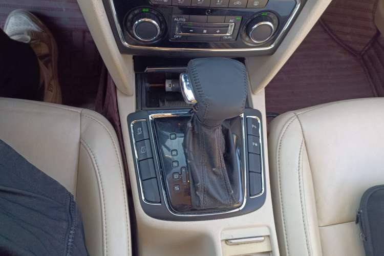 Used Skoda Superb 2012 1.8TSI Automatic Prestige Edition Gear Lever