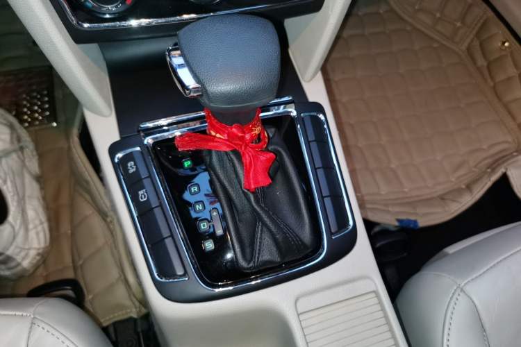 Used Skoda Superb 2012 1.8TSI Automatic Elegant Edition Gear Lever