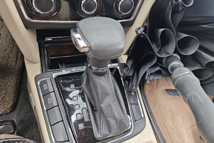 Used Skoda Superb 2012 1.8TSI Automatic Elegant Edition Gear Lever